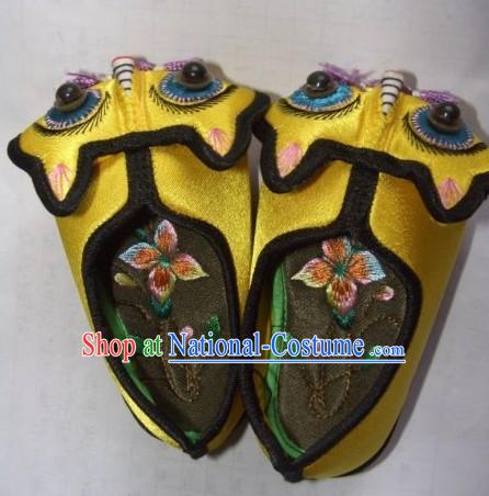 Chinese Handmade and Embroidered Baby Tiger Shoes