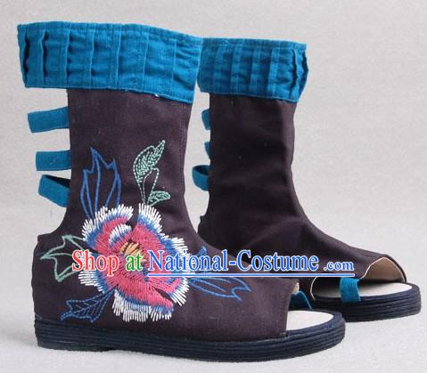 Chinese Traditional Handmade and Embroidered Cloth Boots