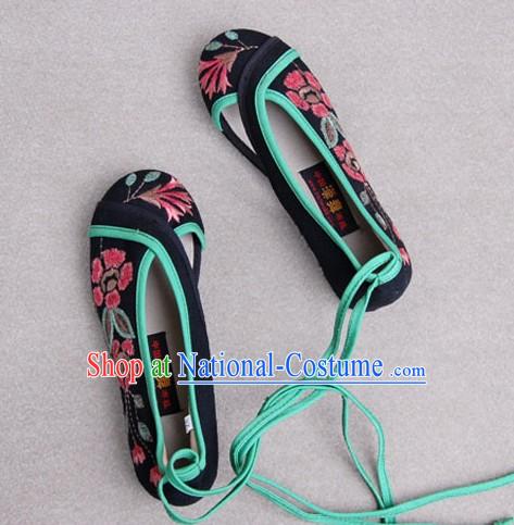 Chinese Traditional Folk Embroidery Shoes