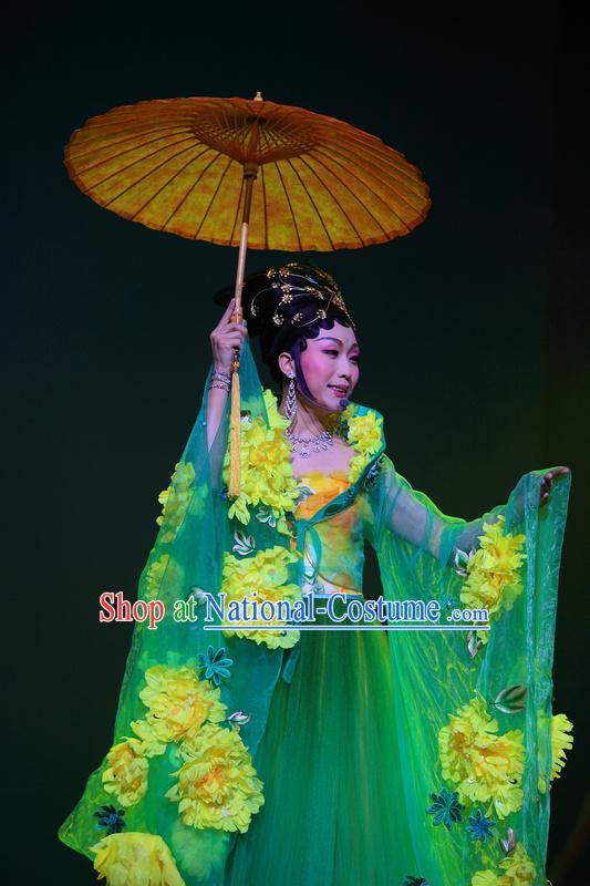 Ancient Chinese Tang Dynasty Female Emperor Costumes and Umbrella