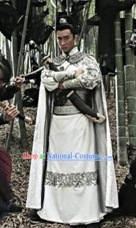 Ancient Chinese White Embroidered Swordsman Costumes and Accessories Complete Set