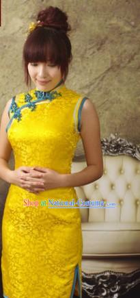 Traditional Chinese Sleeveless Silk Gold Qipao