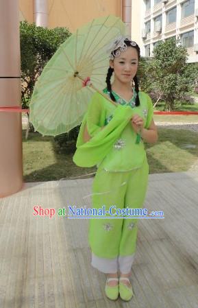 Traditional Chinese Classical Dancing Clothes and Umbrella