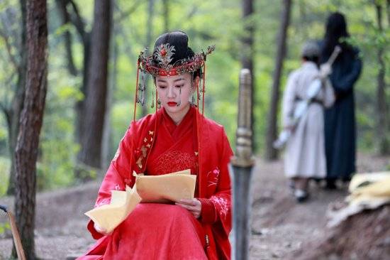 Ancient Chinese Wedding Bridal Red Dresses and Phoenix Crown