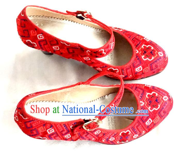 Traditional China Miao Minority Embroidery Red Shoes for Women