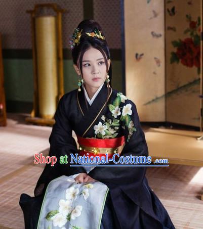 Black Embroidered Hanfu Suit for Women