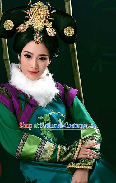 Chinese traditional ceremonial wedding outfit for women