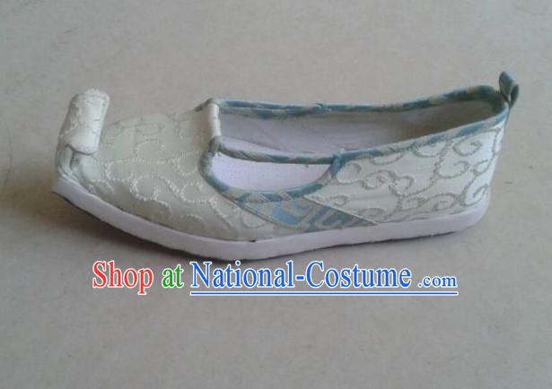 Ancient Chinese Handmade Embroidered Shoes with Cloud Tips