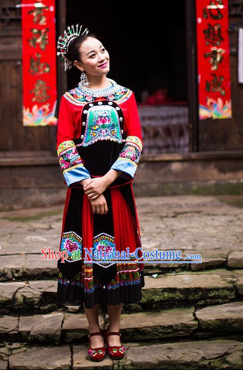 Traditional Chinese Miao Nationality Dancing Costume Accessories Necklace, Female Folk Dance Ethnic Pleated Skirt and Headwear, Chinese Minority Nationality Embroidery Costume and Hat for Women