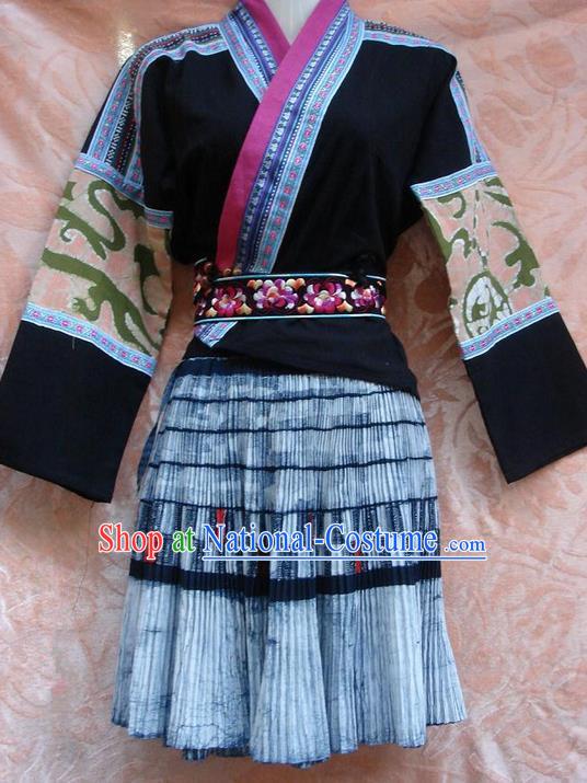 Traditional Chinese Miao Nationality Dancing Costume, Hmong Female Folk Dance Ethnic Pleated Skirt, Chinese Minority Nationality Embroidery Costume for Women