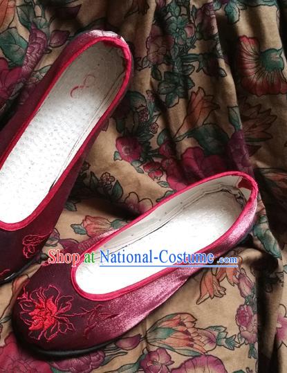 Traditional Chinese National Embroidered Shoes Handmade Red Satin Shoes, China Hanfu Embroidery Flowers Wedding Shoes for Women