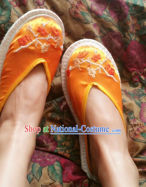 Traditional Chinese National Embroidered Shoes Handmade Bride Yellow Satin Slippers, China Hanfu Embroidery Flower Wedding Shoes for Women