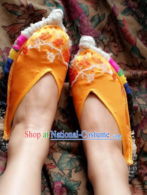 Traditional Chinese National Embroidered Shoes Yellow Satin Slippers, China Handmade Bride Hanfu Embroidery Flower Wedding Shoes for Women