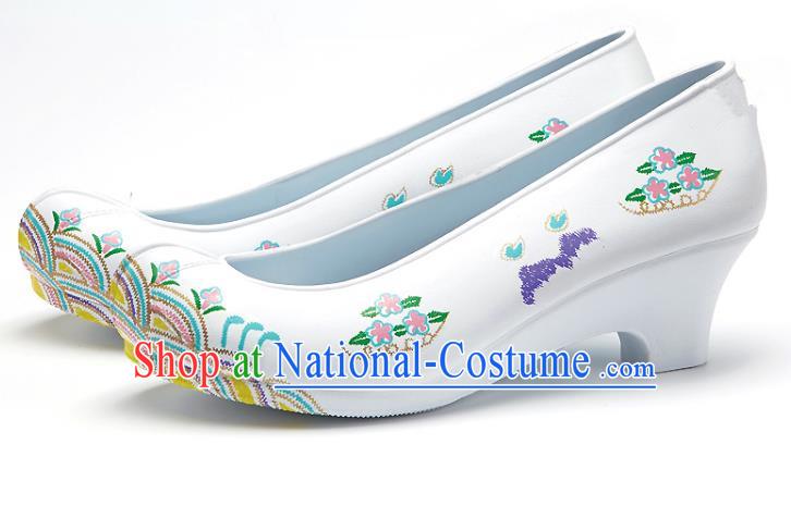 Traditional Korean National Wedding Embroidered White Shoes, Asian Korean Hanbok Bride Embroidery Satin Shoes for Women