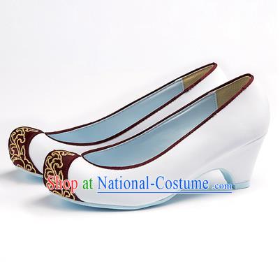 Traditional Korean National Wedding White Embroidered Shoes, Asian Korean Hanbok Bride Embroidery Satin Shoes for Women