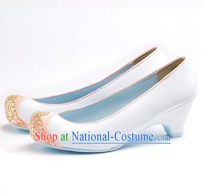 Traditional Korean National Wedding White Embroidered Shoes, Asian Korean Hanbok Bride Embroidery Satin Shoes for Women