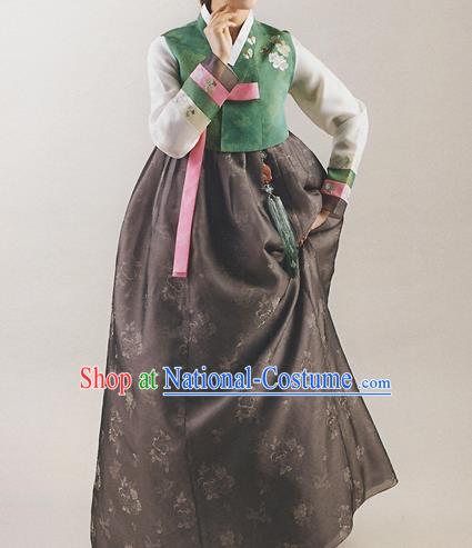 Korean National Handmade Formal Occasions Wedding Bride Clothing Hanbok Costume Embroidered Green Blouse and Black Dress for Women