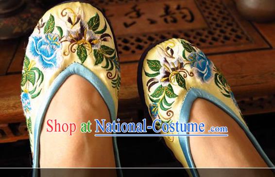 Asian Chinese Traditional Shoes Wedding Bride Yellow Embroidered Shoes, China Peking Opera Handmade Embroidery Peony Hanfu Shoes for Women