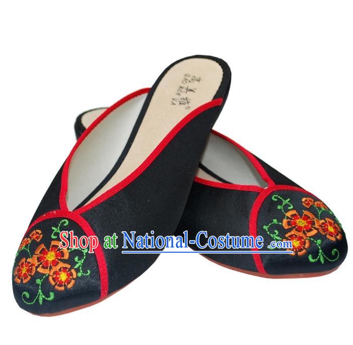 Traditional Chinese National Bride Black Satin Embroidered Shoes, China Handmade Embroidery Flowers Hanfu Slippers for Women