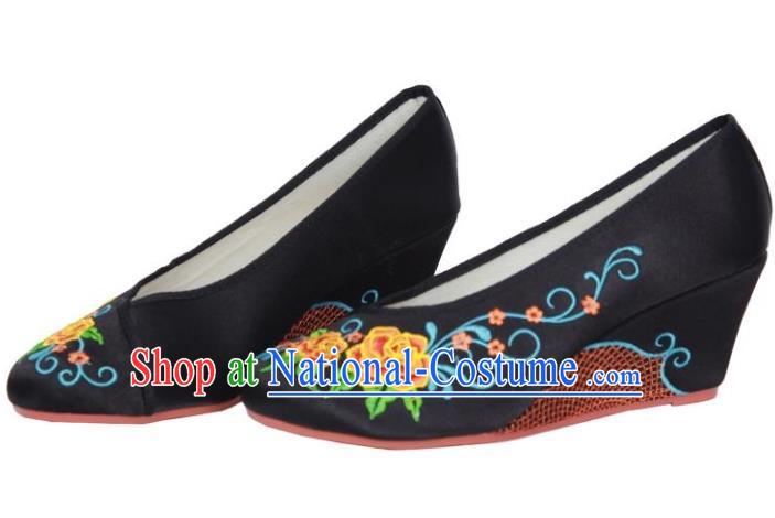 Traditional Chinese National Bride Black Satin Embroidered Shoes, China Handmade Embroidery Flowers Hanfu Wedge-soled Slippers for Women