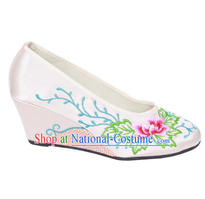 Traditional Chinese National Bride White Embroidered Shoes, China Handmade Embroidery Flowers Wedge-soled Shoes for Women