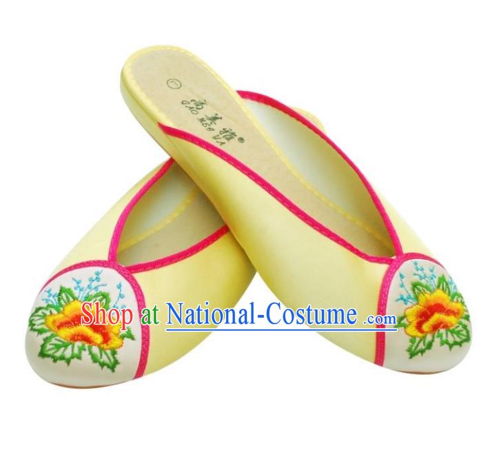 Traditional Chinese National Bride Yellow Embroidered Slippers, China Handmade Embroidery Flowers Shoes for Women