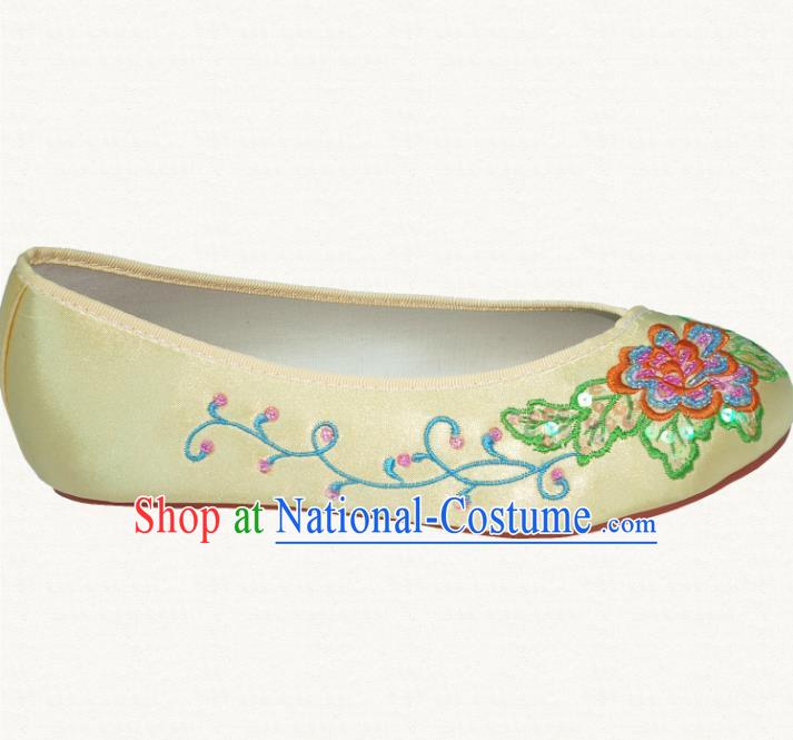 Traditional Chinese National Bride Yellow Embroidered Shoes, China Handmade Embroidery Flowers Hanfu Shoes for Women