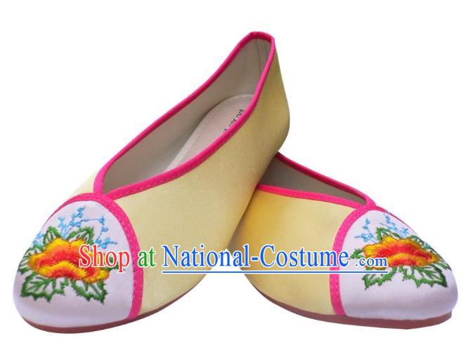 Traditional Chinese National Bride Light Yellow Embroidered Shoes, China Handmade Embroidery Flowers Hanfu Shoes for Women