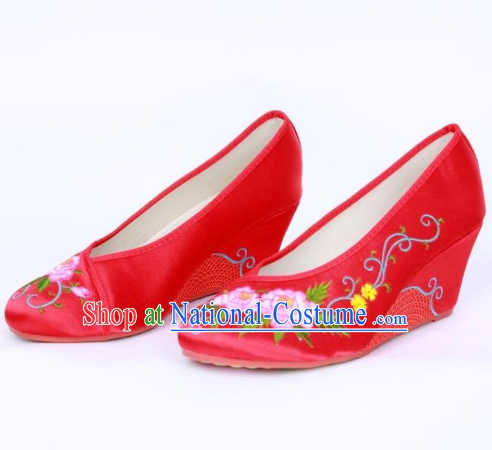 Traditional Chinese National Bride Red Xiuhe Suit Embroidered Shoes, China Handmade Embroidery Flowers Hanfu Shoes for Women