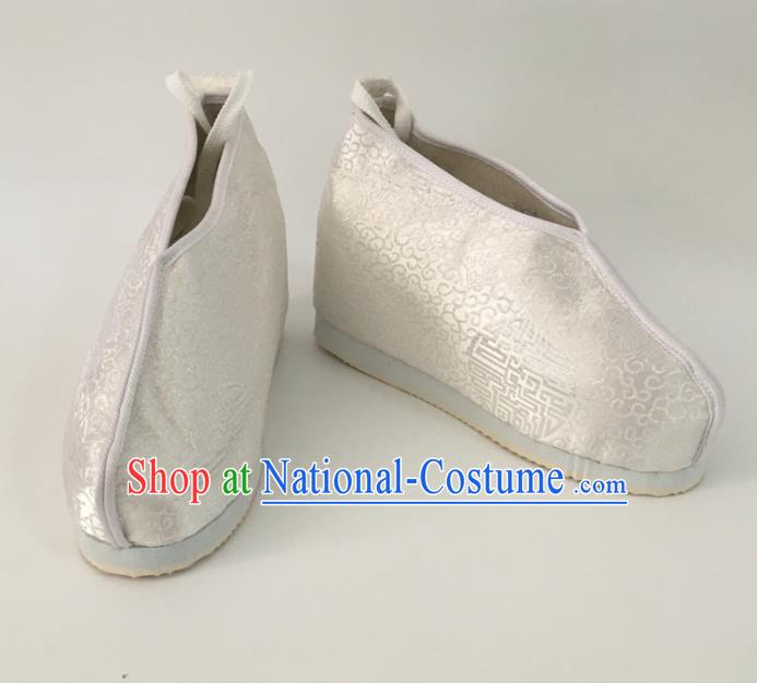 Traditional Chinese Ancient Swordsman White Satin Shoes, China Handmade Peking Opera Hanfu Embroidery Shoes for Women