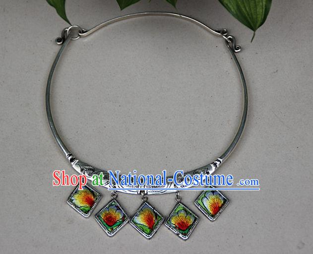 Traditional Chinese Miao Nationality Crafts, Hmong Handmade Miao Silver Embroidery Flowers Pendant, Miao Ethnic Minority Silver Necklace Accessories Pendant for Women