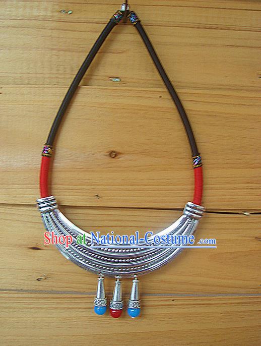 Traditional Chinese Miao Ethnic Minority Necklace, Hmong Handmade Silver Collar, Miao Ethnic Jewelry Accessories Collarbone Chain Necklace for Women