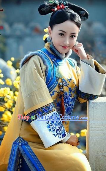 Traditional Ancient Chinese Imperial Concubine Costume, Chinese Qing Dynasty Manchu Lady Fur Dress, Cosplay Chinese Manchu Minority Princess Embroidered Yellow Clothing for Women