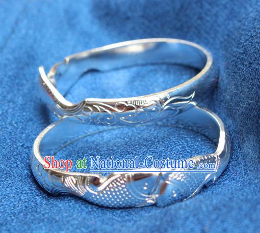 Traditional Chinese Miao Nationality Crafts Jewelry Accessory Bangle, Hmong Handmade Miao Silver Bracelet, Miao Ethnic Minority Double Fish Bracelet Accessories for Women