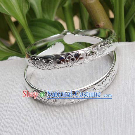 Traditional Chinese Miao Nationality Crafts Jewelry Accessory Bangle, Hmong Handmade Miao Silver Bracelet, Miao Ethnic Minority Chinese Lotus Bracelet Accessories for Women