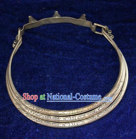 Traditional Chinese Miao Nationality Crafts Jewelry Accessory, Hmong Handmade Miao Silver Double Fish Collar, Miao Ethnic Minority Palace Silver Necklace for Women