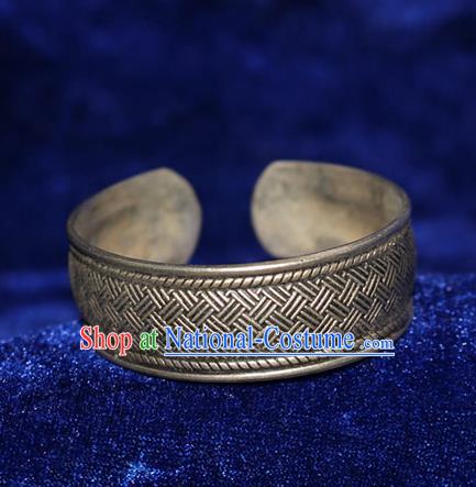 Traditional Chinese Miao Nationality Crafts Jewelry Accessory Bangle, Hmong Handmade Miao Silver Bracelet, Miao Ethnic Minority Silver Exaggerated Bracelet Accessories for Women