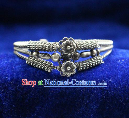 Traditional Chinese Miao Nationality Crafts Jewelry Accessory Bangle, Hmong Handmade Miao Silver Flowers Bracelet, Miao Ethnic Minority Silver Bracelet Accessories for Women