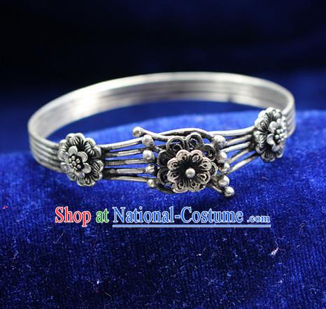 Traditional Chinese Miao Nationality Crafts Jewelry Accessory Bangle, Hmong Handmade Miao Silver Flowers Bracelet, Miao Ethnic Minority Silver Bracelet Accessories for Women