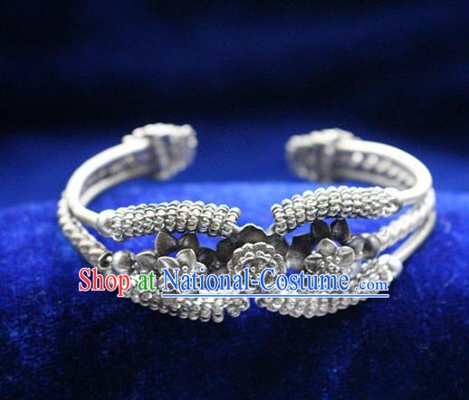 Traditional Chinese Miao Nationality Crafts Jewelry Accessory Bangle, Hmong Handmade Miao Silver Bracelet, Miao Ethnic Minority Silver Bracelet Accessories for Women