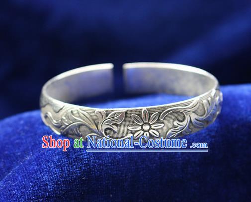 Traditional Chinese Miao Nationality Crafts Jewelry Accessory Bangle, Hmong Handmade Miao Silver Classical Flowers Bracelet, Miao Ethnic Minority Silver Bracelet Accessories for Women