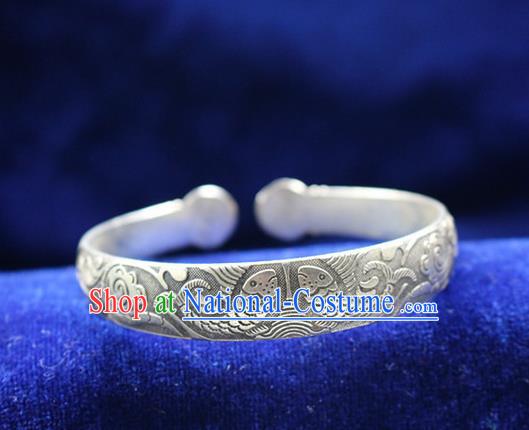 Traditional Chinese Miao Nationality Crafts Jewelry Accessory Bangle, Hmong Handmade Miao Silver Classical Double Fish Bracelet, Miao Ethnic Minority Silver Bracelet Accessories for Women