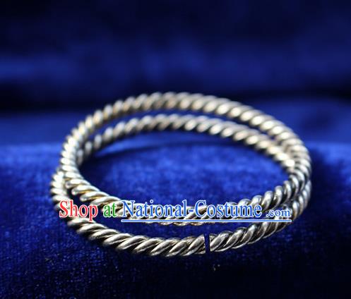 Traditional Chinese Miao Nationality Crafts Jewelry Accessory Bangle, Hmong Handmade Miao Silver Classical Bracelet, Miao Ethnic Minority Silver Bracelet Accessories for Women