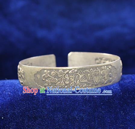 Traditional Chinese Miao Nationality Crafts Jewelry Accessory Bangle, Hmong Handmade Miao Silver Classical Flowers Bracelet, Miao Ethnic Minority Silver Bracelet Accessories for Women