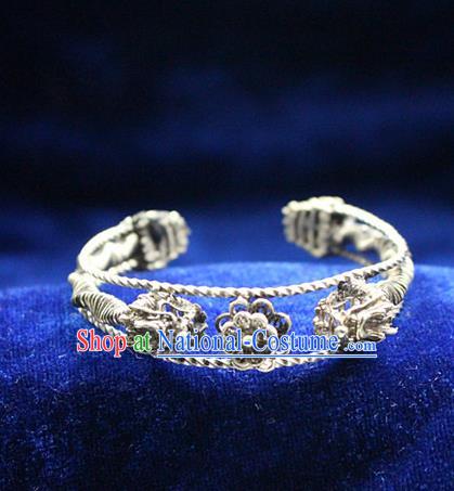 Traditional Chinese Miao Nationality Crafts Jewelry Accessory Bangle, Hmong Handmade Miao Silver Classical Bracelet, Miao Ethnic Minority Silver Bracelet Accessories for Women