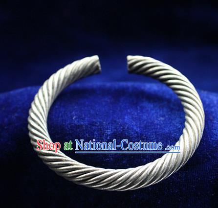 Traditional Chinese Miao Nationality Crafts Jewelry Accessory Bangle, Hmong Handmade Miao Silver Classical Bracelet, Miao Ethnic Minority Silver Bracelet Accessories for Women