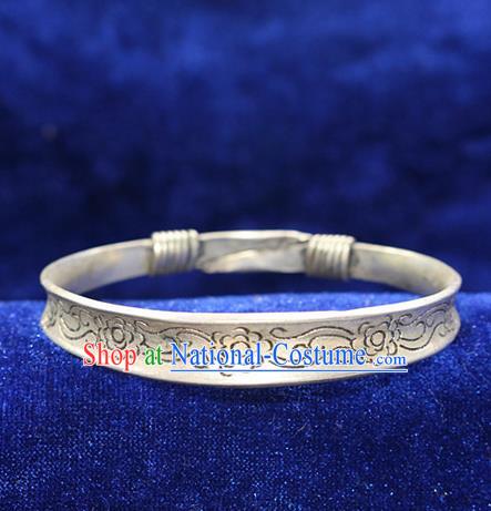 Traditional Chinese Miao Nationality Crafts Jewelry Accessory Bangle, Hmong Handmade Miao Silver Classical Bracelet, Miao Ethnic Minority Silver Wide Bracelet Accessories for Women