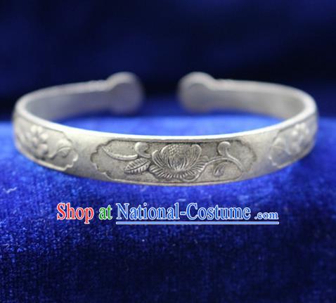 Traditional Chinese Miao Nationality Crafts Jewelry Accessory Bangle, Hmong Handmade Miao Silver Classical Flowers Bracelet, Miao Ethnic Minority Silver Bracelet Accessories for Women