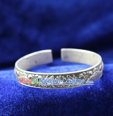 Traditional Chinese Miao Nationality Crafts Jewelry Accessory Bangle, Hmong Handmade Miao Silver Classical Chinese Double Fish Bracelet, Miao Ethnic Minority Silver Bracelet Accessories for Women