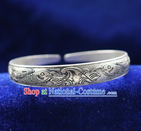 Traditional Chinese Miao Nationality Crafts Jewelry Accessory Bangle, Hmong Handmade Miao Silver Classical Chinese Double Fish Bracelet, Miao Ethnic Minority Silver Bracelet Accessories for Women